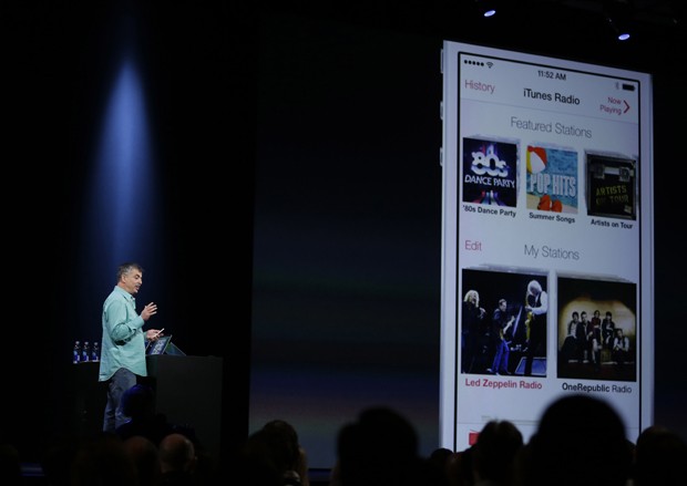 Eddy Cue, vice-presidente sênior de serviços e softwares para internet, mostra o novo iTunes Radio (Foto: AP Photo/Eric Risberg)