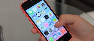 Usuários avaliam iPhone 5C, que hoje custa R$ 900 (iPhone 5C (Foto: Isadora Díaz/TechTudo))