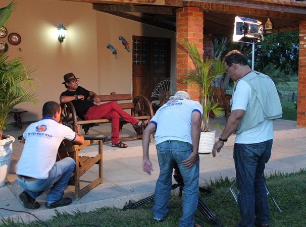 Bastidores da gravação com os contores Irah Caldeira e Maciel Melo para a TV Grande Rio. (Foto: Paulo César)