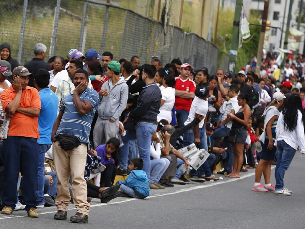 Venezuelanos fazem fila no lado de fora de um supermercado estatal em Caracas, na sexta (9) (Foto: Reuters/Jorge Silva)