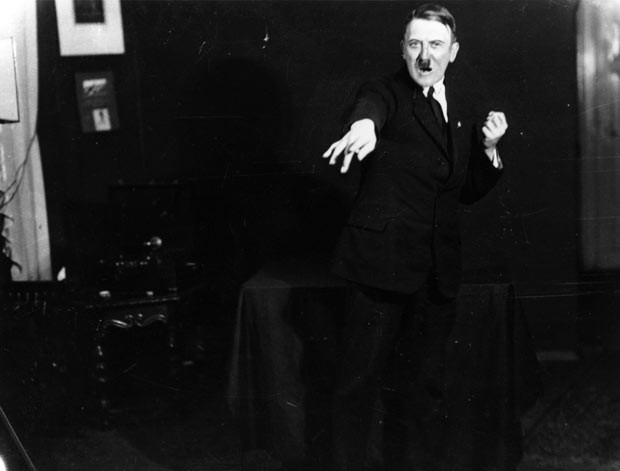 Fotos mostram Hitler 'ensaiando' discursos na prisão em 1925 (Foto: Heinrich Hoffmann/Keystone Features/Getty Images)
