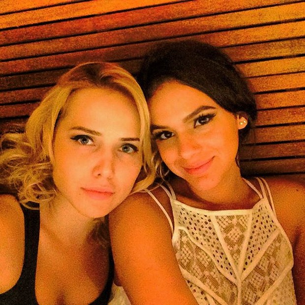 Letícia Colin e Bruna Marquezine em restaurante na Zona Sul do Rio (Foto: Instagram/ Reprodução)