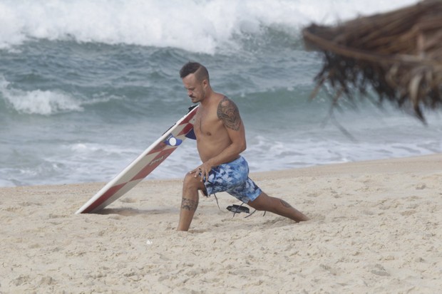 EGO Paulo Vilhena surfa com Rogério Gomes o Papinha em praia do Rio notícias de Praia