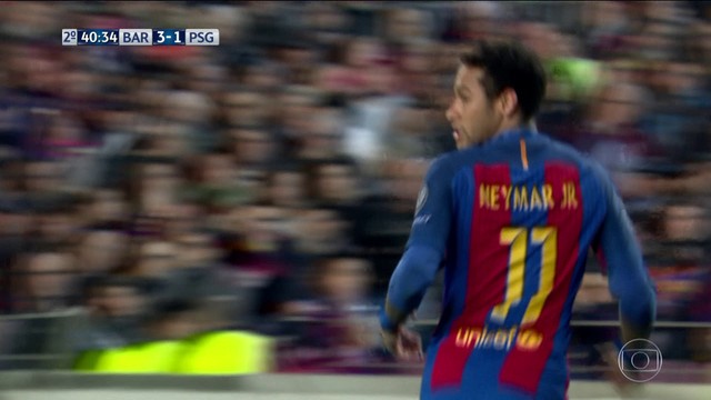 <p>
 Andr&eacute; Gomes faz o cruzamento da direita, Trapp desvia, sobra fica com Neymar, mas o chute bate em Aurier e vai pela linha de fundo.</p>
