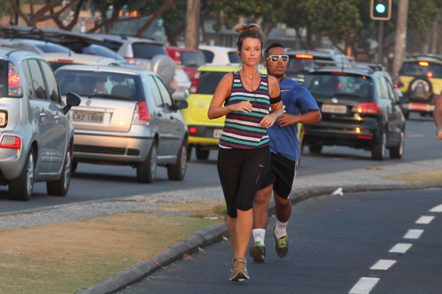 Juliana Didone correndo na orla (Foto: Henrique Oliveira / Agnews)