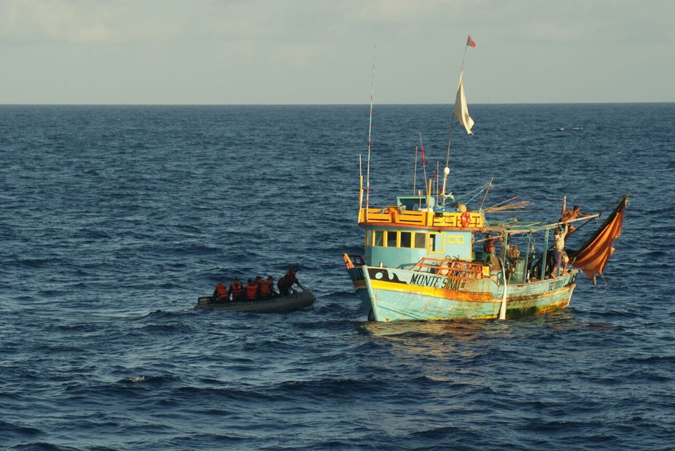 Tripulantes foram resgatados e levados para o Porto de Fortaleza (Foto: Divulgação/Marinha do Brasil)