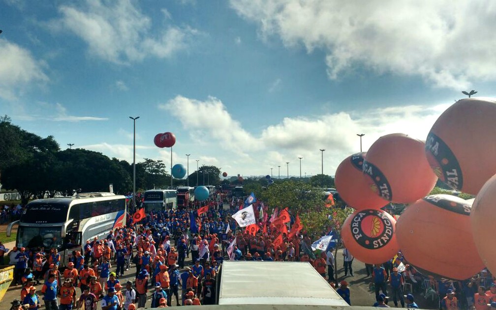 Força Sindical faz concentração na Espalanda dos Ministério para ato contra Michel Temer em Brasília (Foto: Beatriz Pataro/G1)