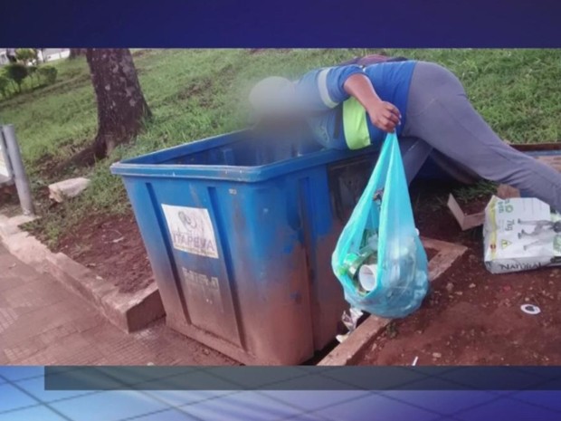 Sem luvas, profissionais pegam lixo e correm risco de cortes (Foto: Reprodução/ TV TEM)