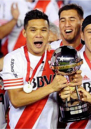 Téo Gutiérrez com troféu pelo River Plate (Foto: Reprodução / Instagram)