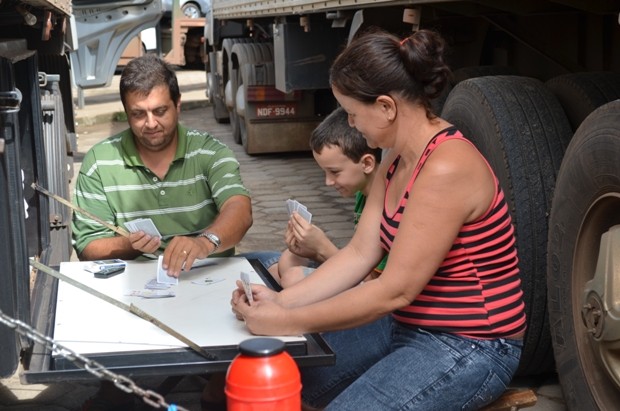 Família Alvarenga passa o tempo jogando cartas (Foto: Flávio Godoi/G1)