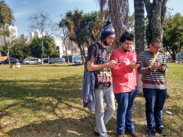 Samoel, Amadeu e Daniel pararam em uma praça localizada na Avenida Higienópolis, em Londrina, para capturar um pokémon. No local havia um ginásio do jogo. (Foto: Luciane Cordeiro/G1)