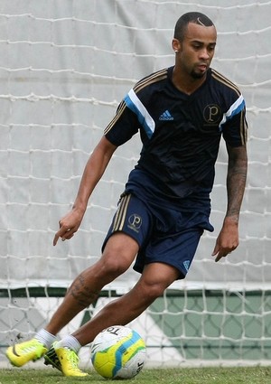 Wesley diz que quer ficar, mas não descarta transferência para rivais