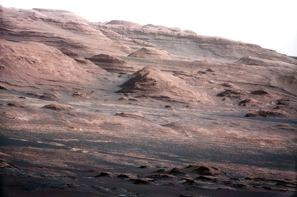 Imagens de Marte mostram cenas de encostas erosionadas, com camadas geológicas claramente expostas (Foto:  Nasa/JPL-Caltech/MSSS)