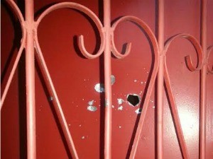 Disparos também atingiram portão da casa da vítima (Foto: Girlene Medeiros/G1 AM)