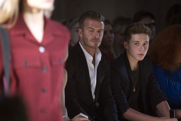 Beckham com o filho Brooklyn durante desfile de moda em Nova York, nos EUA, em 7 de setembro (Foto: Carlo Allegri/Reuters)