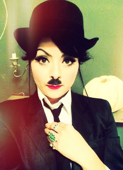 Muito delineador preto na hora de fazer o famoso bogode de Charlie Chaplin (Foto: Pinterest.Meus 5 Minutos)