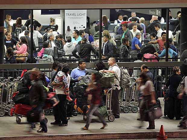 Grandes filas e aglomerações foram registradas nos terminais 1 e 2 do Aeroporto de Los Angeles. (Foto: David McNew / Reuters)