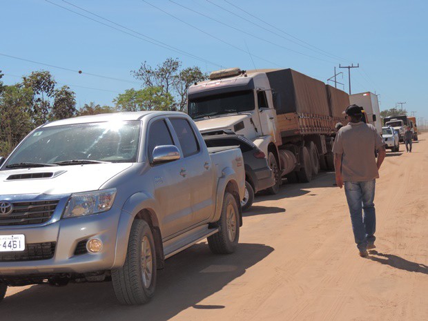 Fila de carros e caminhões se formaram no local do acidente, em Barreiras (Foto: Edivaldo Braga/ Blog do Braga)