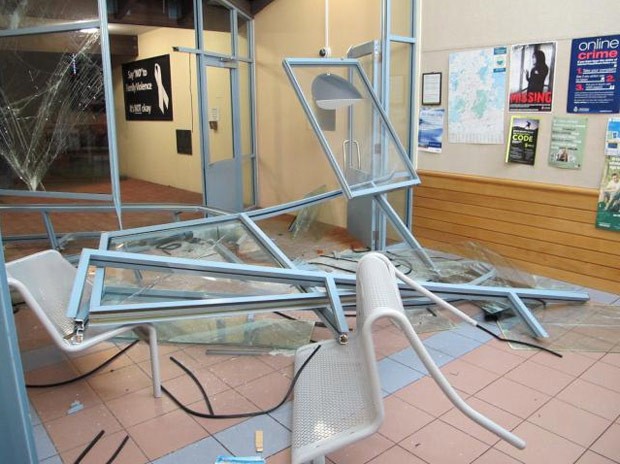 Impacto provocou danos entre 10 mil e 20 mil dólares neozelandeses (entre R$ 25,5 mil e R$ 51 mil) na delegacia (Foto: New Zealand Police)