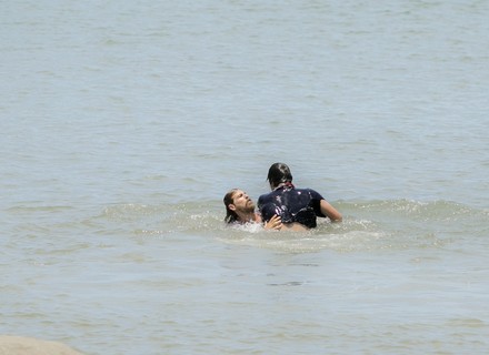 Tiago se joga no mar em desespero e Pedro tenta resgatá-lo