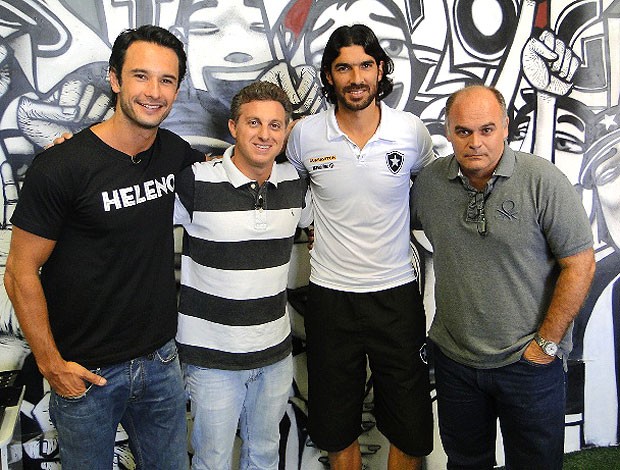 Luciano Huck visita o Botafogo com Rodrigo Santoro e Loco Abreu (Foto: Divulgação)