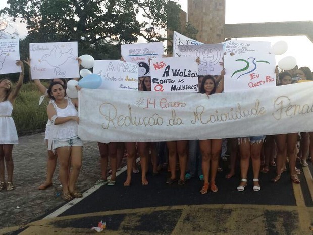 Com cartazes, população pedia paz e justiça em Castelo do Piauí (Foto: Ronaldo Mota/Arquivo Pessoal)