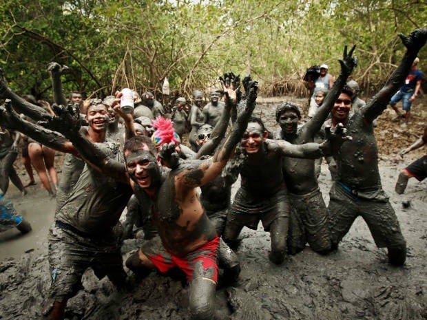 Multidão pinta o corpo de barro do mangue: carnaval alia festa e apelo ecológico.  (Foto: Tarso Sarraf / O Liberal)