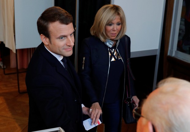 Macron votou com a esposa (Foto: Philippe Wojazer/Reuters)