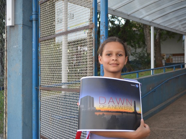 Aluna do 6º ano da Emef mostra presente da Nasa que ganhou em Campinas (Foto: Marina Ortiz/ G1)