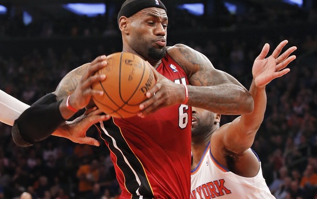 LeBron James se livra de Raymond Felton do New York Knicks (Foto: REUTERS)