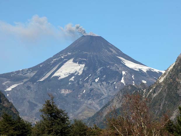 Vulcão chileno Villarrica volta a expelir cinzas nesta quarta-feira (18) (Foto: REUTERS/Cristobal Saavedra)