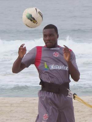 Carlos Tenório no treino do Vasco na praia (Foto: Gustavo Rotstein / globoesporte.com)