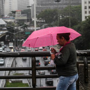 Com chuva, temperatura cai 10°C em menos de 20 h em São Paulo (Rafael Arbex/Estadão Conteúdo)
