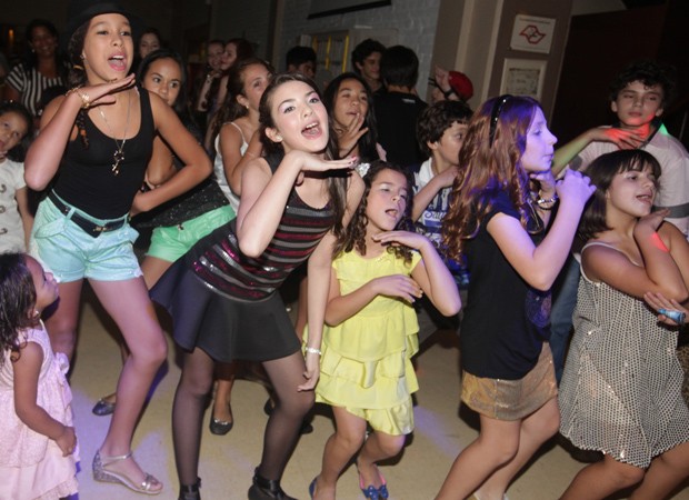 Ba-ban-do: Chiquititas dançam hit de Anitta no aniversário de Lívia Inhudes (Foto: Leo Franco/AgNews)