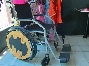 Para brincar de Batman no carnaval, cadeira vira batmóvel. (Foto: Reprodução / TV Globo)