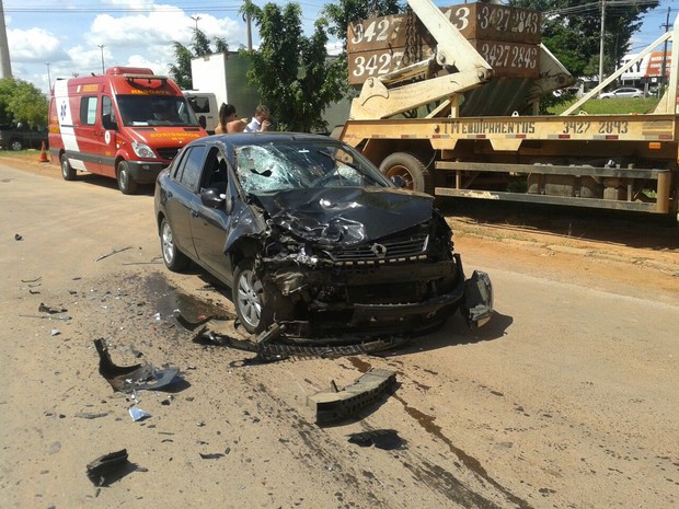 G1 Motociclista morre após bater de frente carro em via do DF