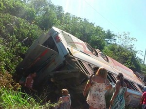 Ônibus tombou em Caetité, sudoeste da Bahia (Foto: Reprodução/ TV Bahia)