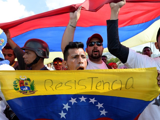 Venezuelanos protestam contra o presidente Nicolás Maduro em Caracas, na quarta (26) (Foto: Federico Parra/AFP)