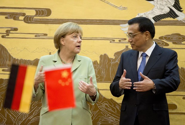 A chanceler da Alemanha, Angela Merkel, ao lado do premiê chinês, Li Keqiang, em cerimônia nesta segunda-feira (7) em Pequim, na China (Foto: Andy Wong/AP)