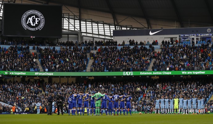 Homenagem Chapecoense, Manchester City x Chelsea (Foto: Reuters)