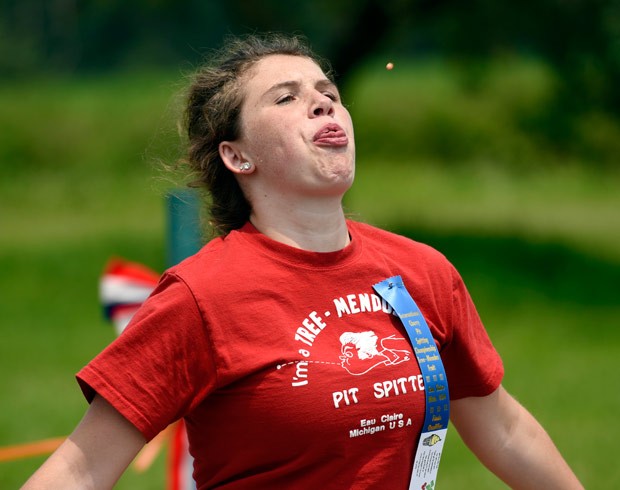 Megan Ankrapp, de 15 anos, lanou cereja a 14,94 metros (Foto: Ron DeKett/The Herald-Palladium/AP)