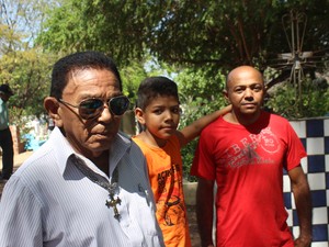 Pedro Galvão faz visita ao lado de familiares  (Foto: Beto Marques/G1)