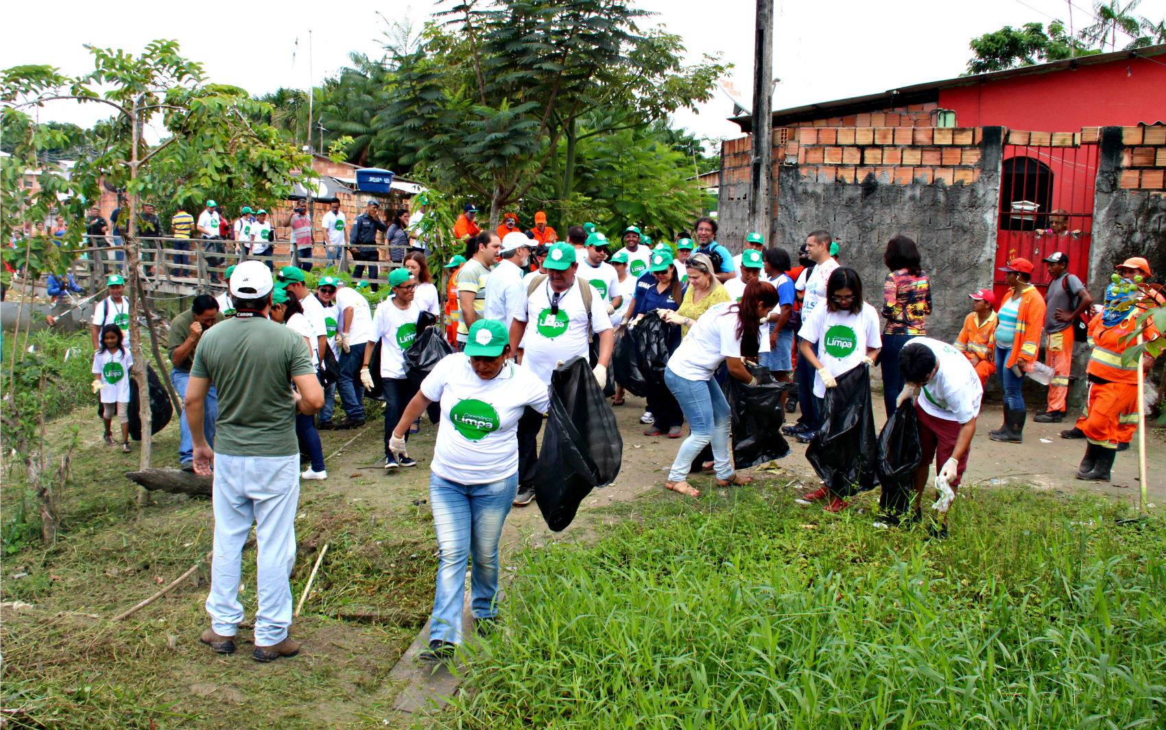 Participantes recolhem lixo durante o Consciência Limpa  (Foto: Katiúscia Monteiro/ Rede Amazônica)