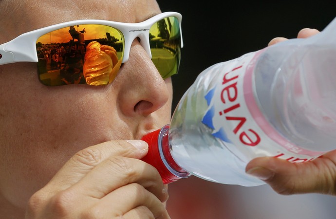 Kirsten Flipkens se hidrata durante vitória sobre Annika Beck, Wimbledon 2015 (Foto: Reuters)
