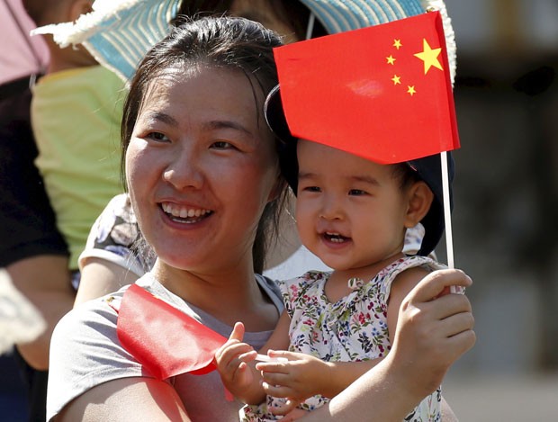 Mulher e seu filho são vistos em parada militar na China em setembro de 2015 (Foto: /Kim Kyung-Hoon/Reuters)