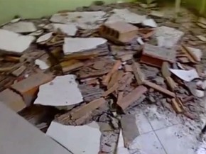 Blocos do teto ficaram caídos no chão  (Foto: Reprodução / TV Subaé)