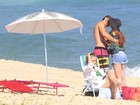 Marina Ruy Barbosa troca beijos com Klebber Toledo na praia