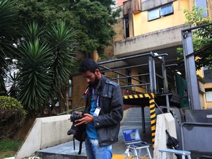 Fotógrafos e jornalistas aguardam chegada de Eduardo Cunha no IML, em Curitiba  (Foto: Giuliano Gomes/ PR PRESS)