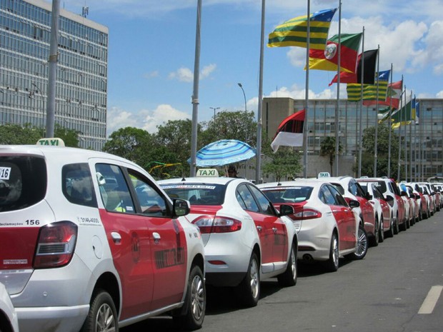 Taxistas fazem carreata para pedir que deputados aprovem projeto de lei que, na prática, proíbe implantação do Uber no Brasil (Foto: Alexandre Bastos/G1) Taxistas fazem carreata para pedir que deputados aprovem projeto de lei que, na prática, proíbe implantação do Uber no Brasil (Foto: Alexandre Bastos/G1)