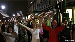 Depois de confirmação de captura de suspeito, moradores foram para as ruas comemorar (Foto: Reuters)